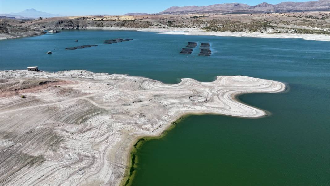 Barajdaki su çekildi, köy enkazı ortaya çıktı, balık kafesleri zeminle buluştu 11